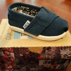 NEW Navy Canvas TOMS Tiny Classics Sz 3